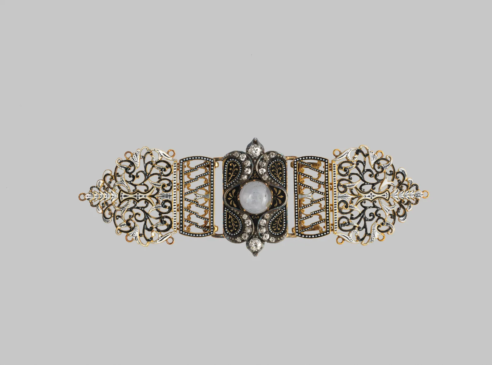 Hebilla de oro con un gran zafiro estrellado y diamantes, hacia 1900