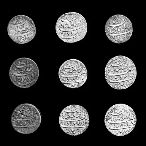 Grupo de monedas de oro con los signos del zodiaco Aries, Leo, Piscis, Tauro y Capricornio, principios del siglo XVII