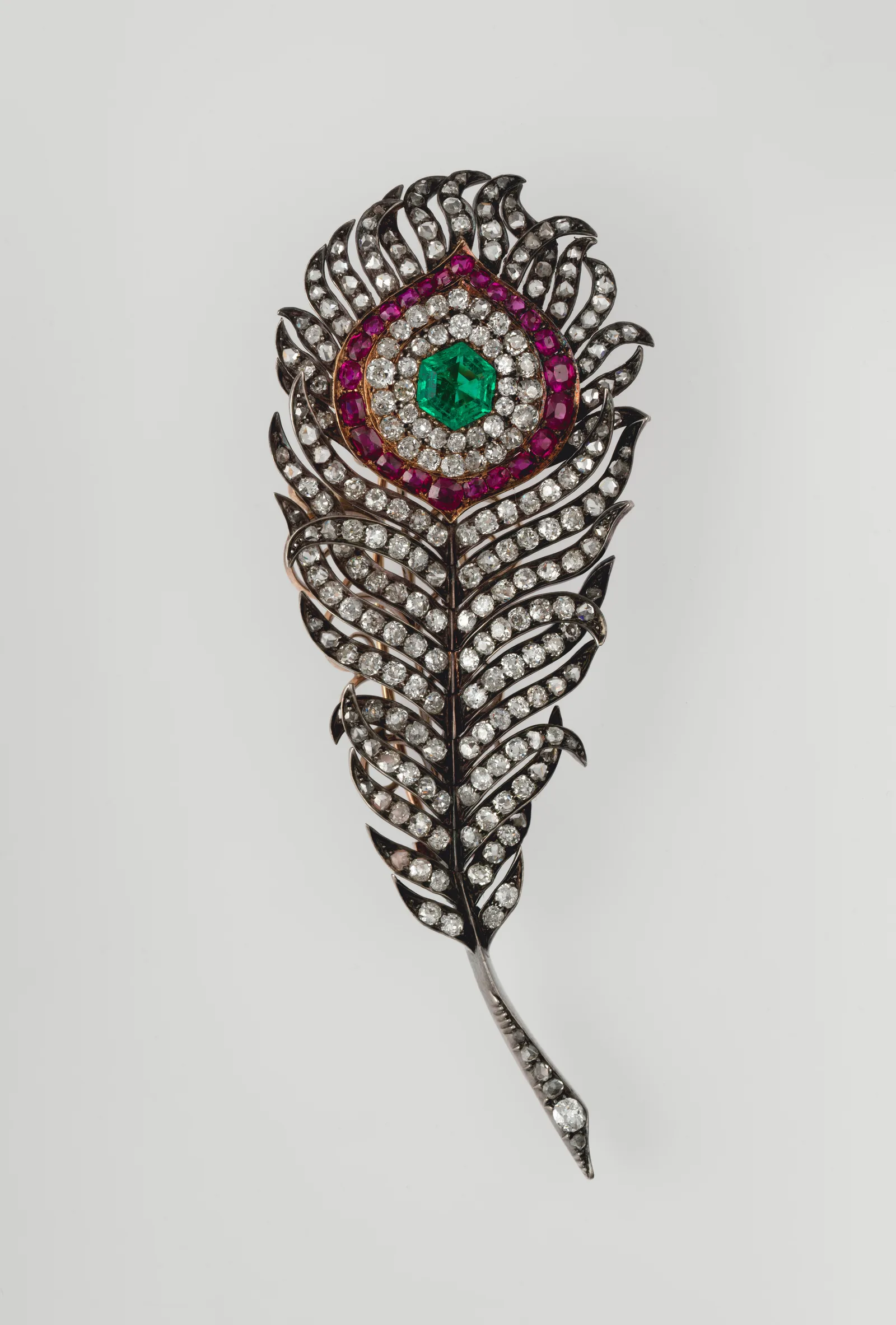 Broche en forma de pluma de pavo real de plata y oro con diamantes, rubíes y esmeraldas, finales del siglo XIX