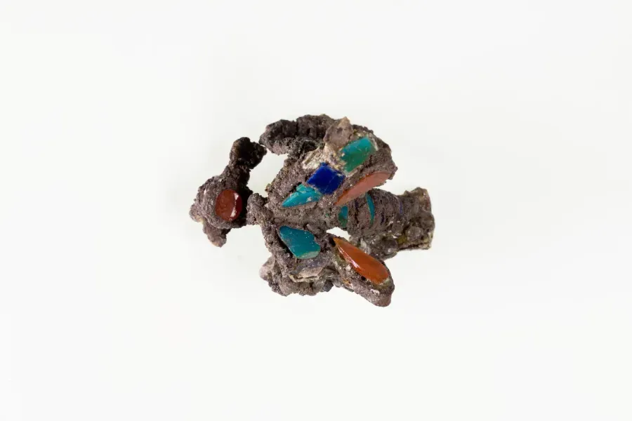 Elemento de joyeria del Antiguo Egipto en forma de abeja, plata con incrustaciones de lapislazuli, cornalina y turquesa, Reino Medio