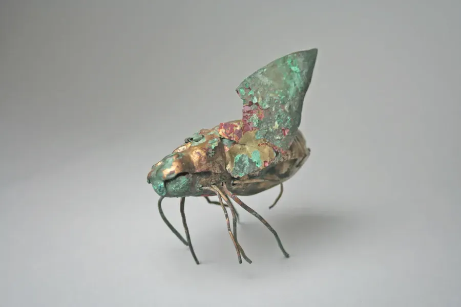 Ornamento de abeja en cobre dorado, cultura Moche, Peru, siglo V