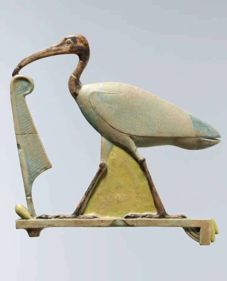 Incrustacion del antiguo Egipto: ibis de Thot con la pluma de Ma'at