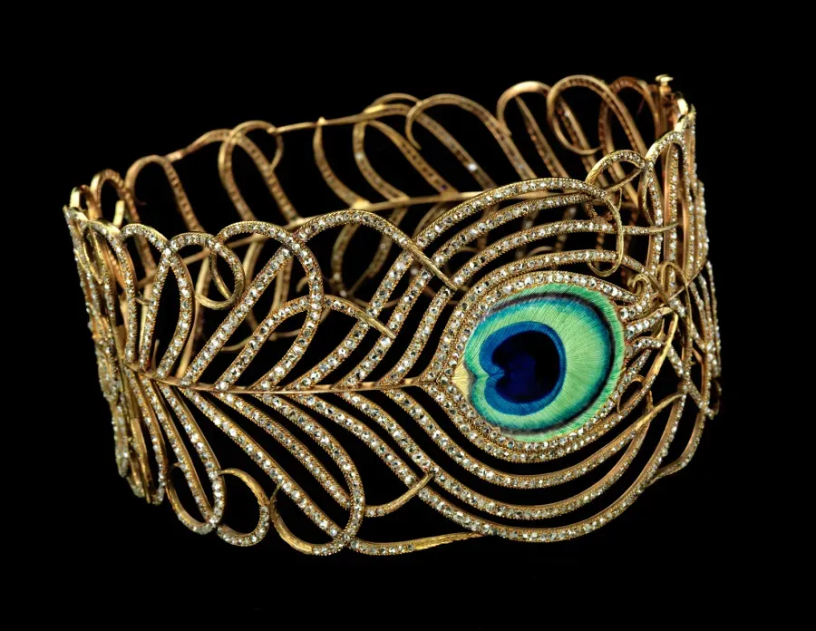 Collar de joyeria en forma de pluma de pavo real, 1900