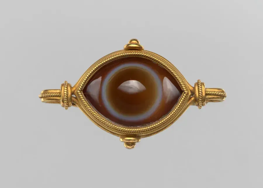 Broche de oro con un cabujón de ágata de ojo de gato en anillos concéntricos, obra de Castellani, hacia 1860