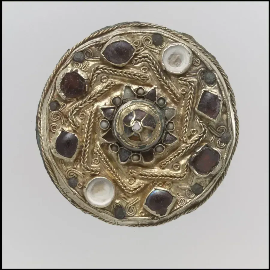 Broche de disco franco de oro con granates y vidrio de color, mediados del siglo VII
