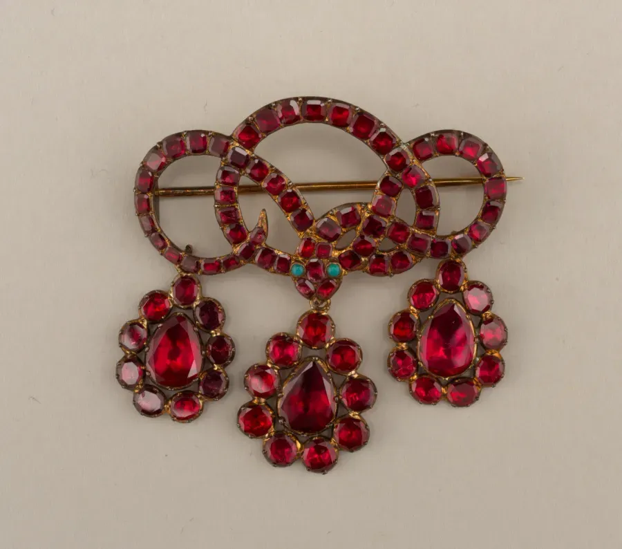 Broche-serpiente de granates con colgantes, hacia 1780