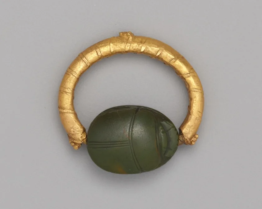 Anillo con sello de escarabajo
