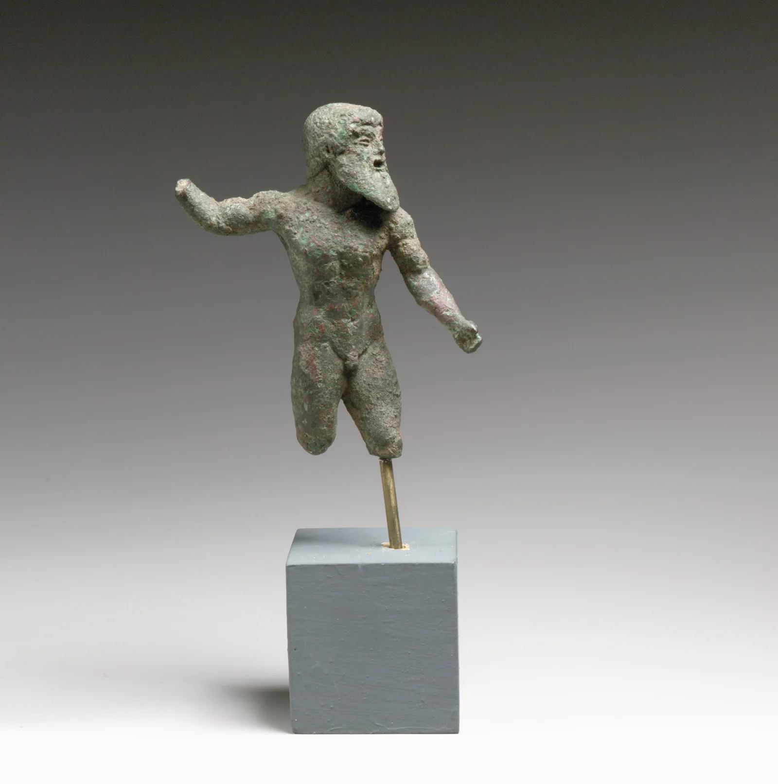 Estatuilla griega de bronce de un dios barbado con el brazo en alto, Zeus o Poseidón, principios del siglo V a. C.