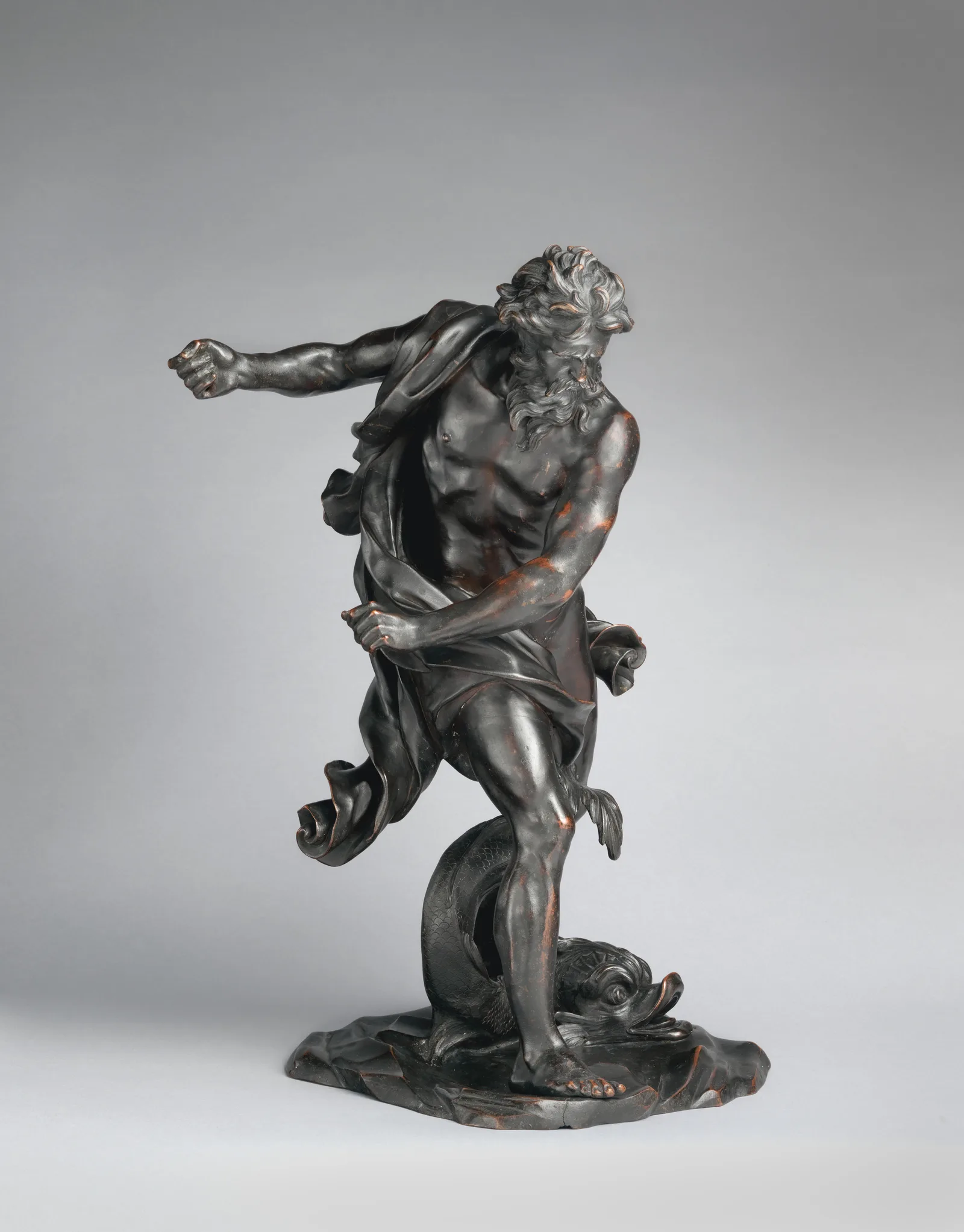 Figura de bronce de Neptuno con un delfín a sus pies, según modelo de Gian Lorenzo Bernini, finales del siglo XVII o principios del XVIII.
