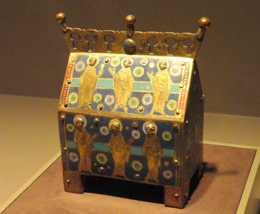 Arqueta-relicario de Limoges en cobre dorado con esmalte champlevé, hacia 1200