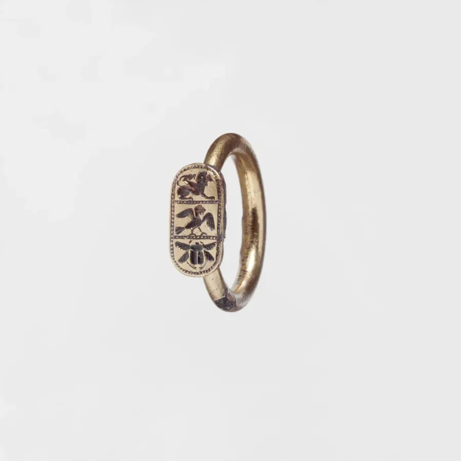 Anillo etrusco de plata con dorado y cartucho, finales del siglo VI a principios del V a. C.