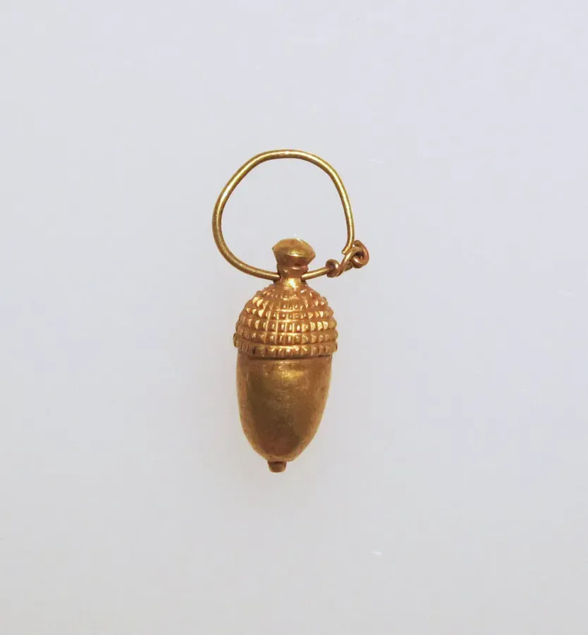 Pendiente romano antiguo con colgante de bellota en oro y plata