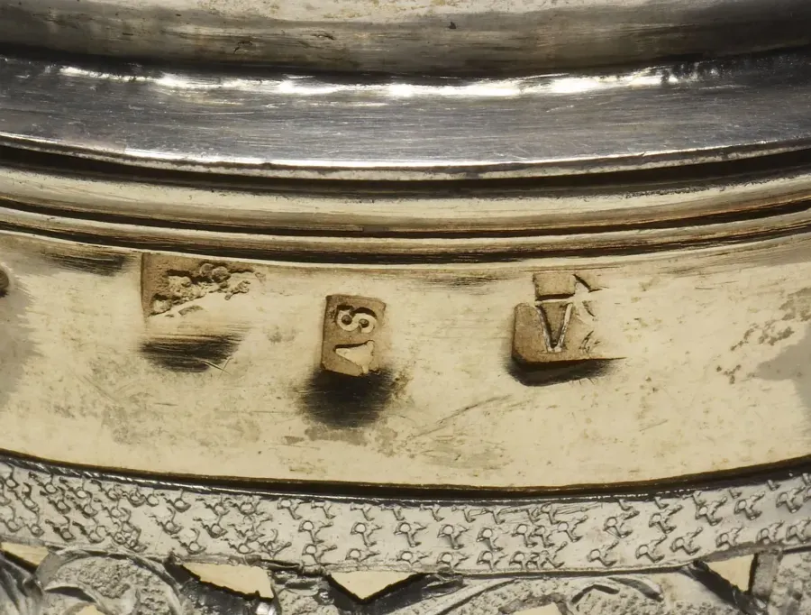 Contrastes en una copa de plata con tapa, Rusia, 1745, primer plano