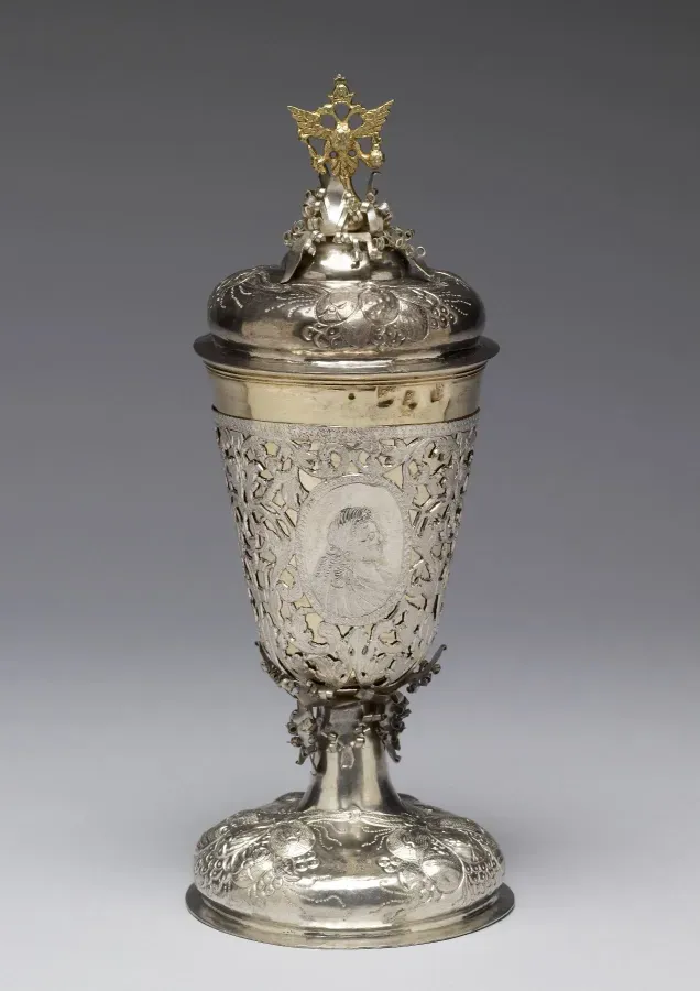 Copa de plata con tapa, Rusia, 1745, con remate de águila bicéfala