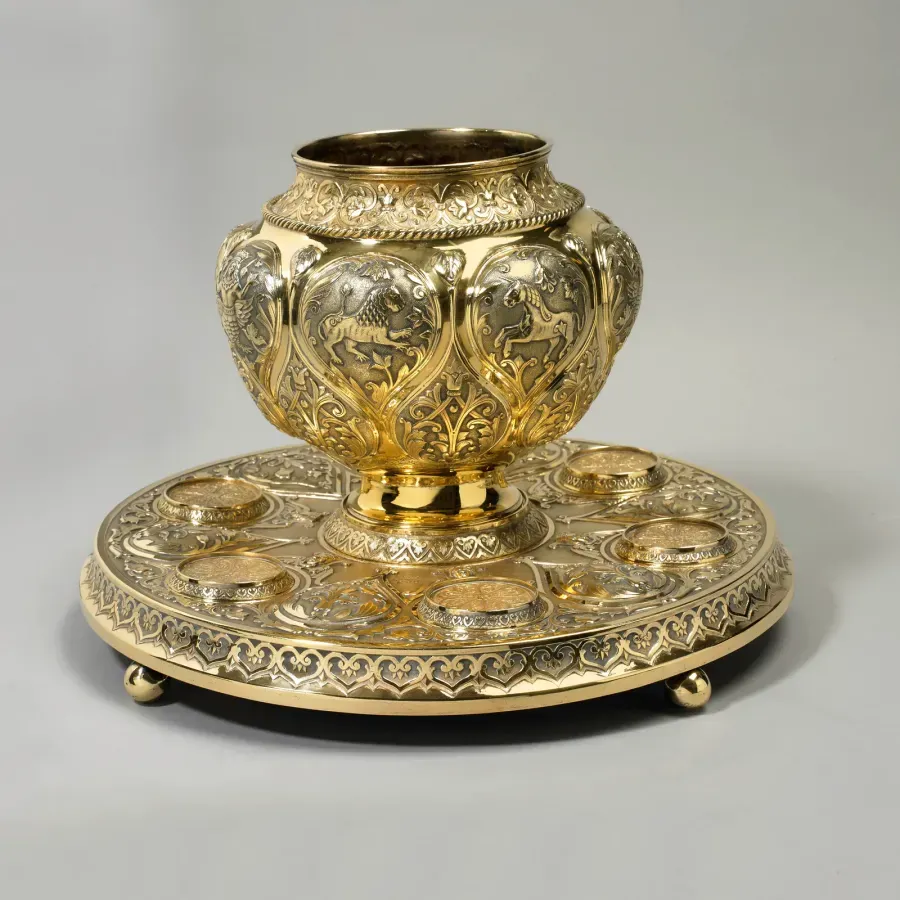 Bratina de plata sobredorada con bandeja y chárkas, Rusia, 1884