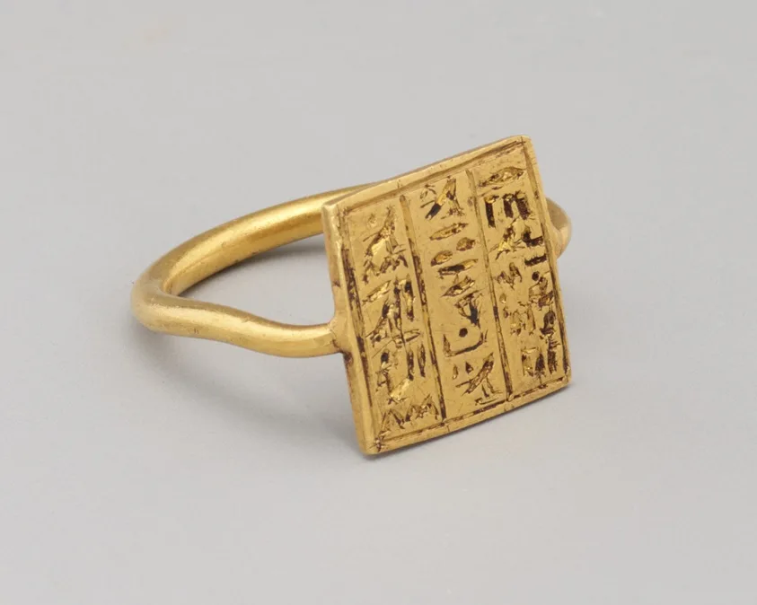 Anillo con jeroglíficos