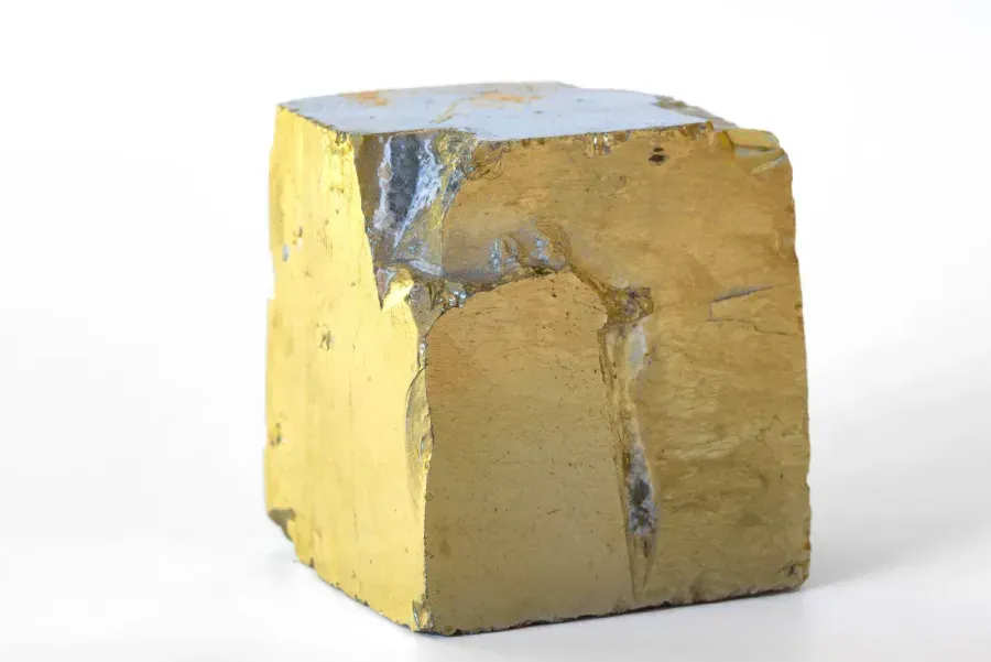 Cristal natural de pirita con caras cúbicas doradas características
