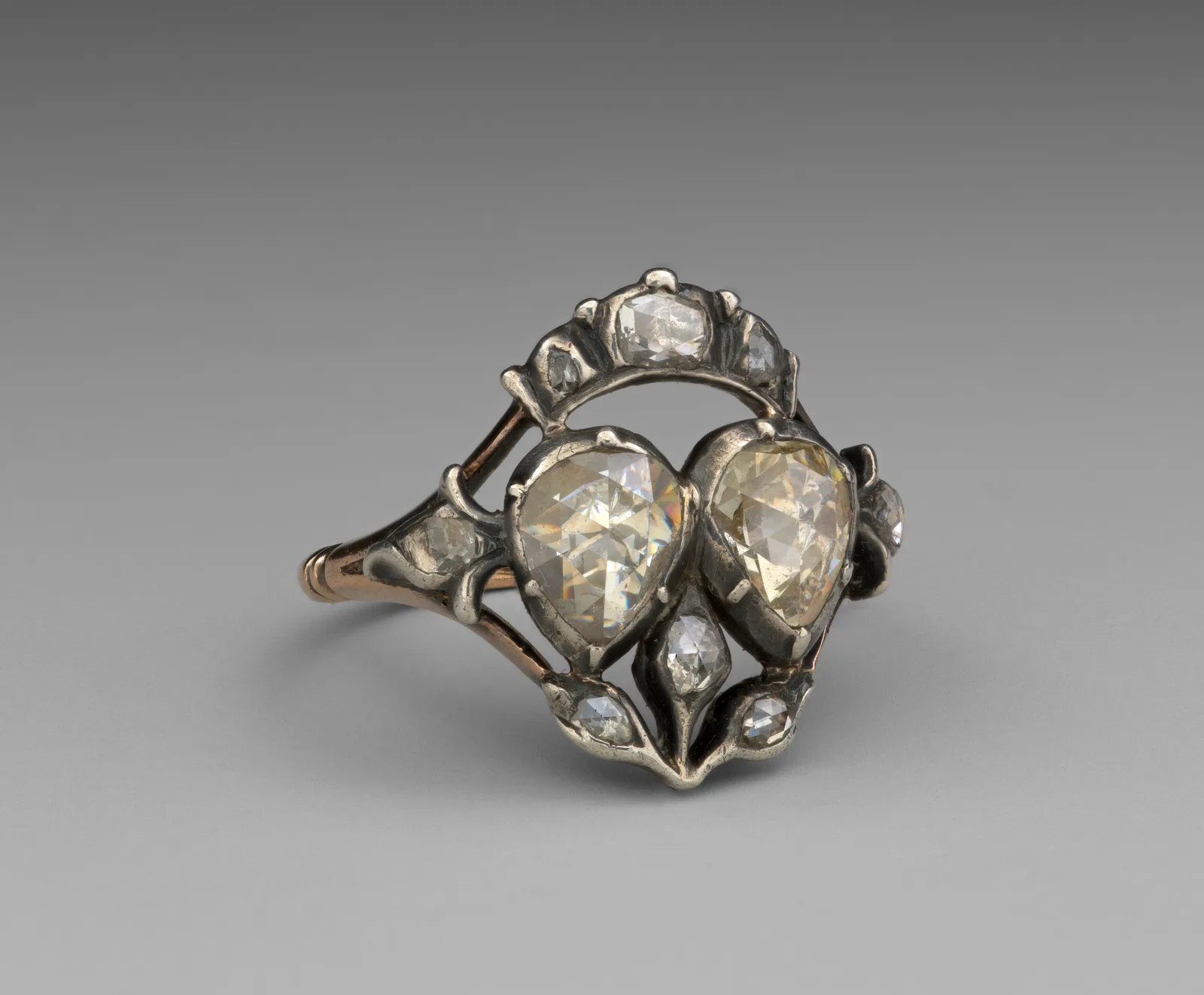 Anillo antiguo de oro y plata con diamantes