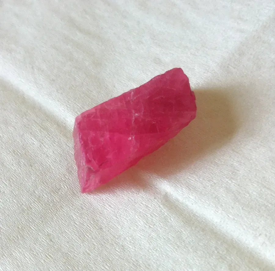 Rodocrosita: la piedra rosa con vetas blancas de los Andes