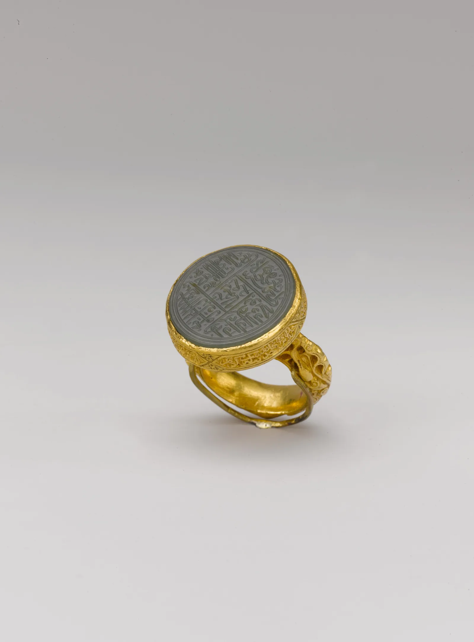 Anillo de sello de oro con una placa de jade tallada, finales del siglo XV o principios del XVI