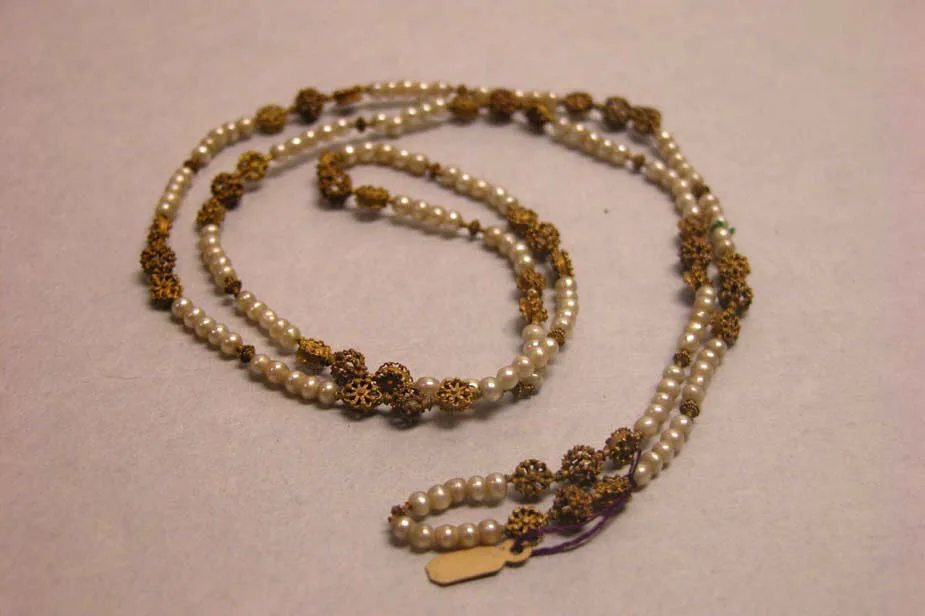 Rosario de oro con perlas de trabajo filipino, siglos XVII a XIX
