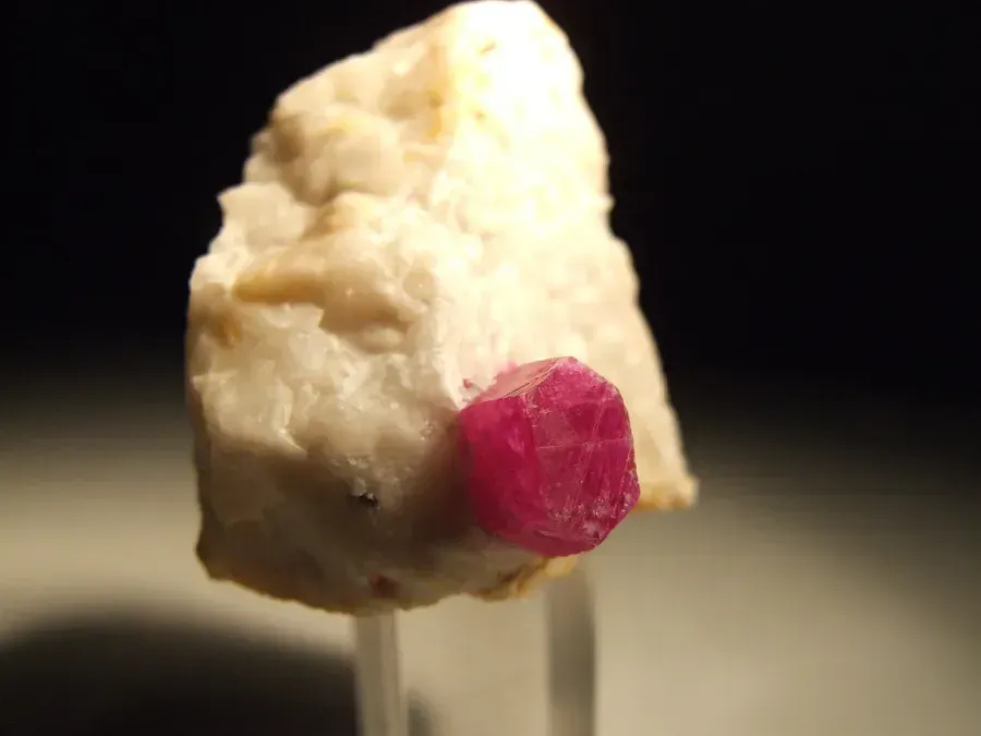 Cristal natural de rubí de forma pseudohexagonal incrustado en roca de mármol y calcita, yacimiento de Jegdalek, Afganistán