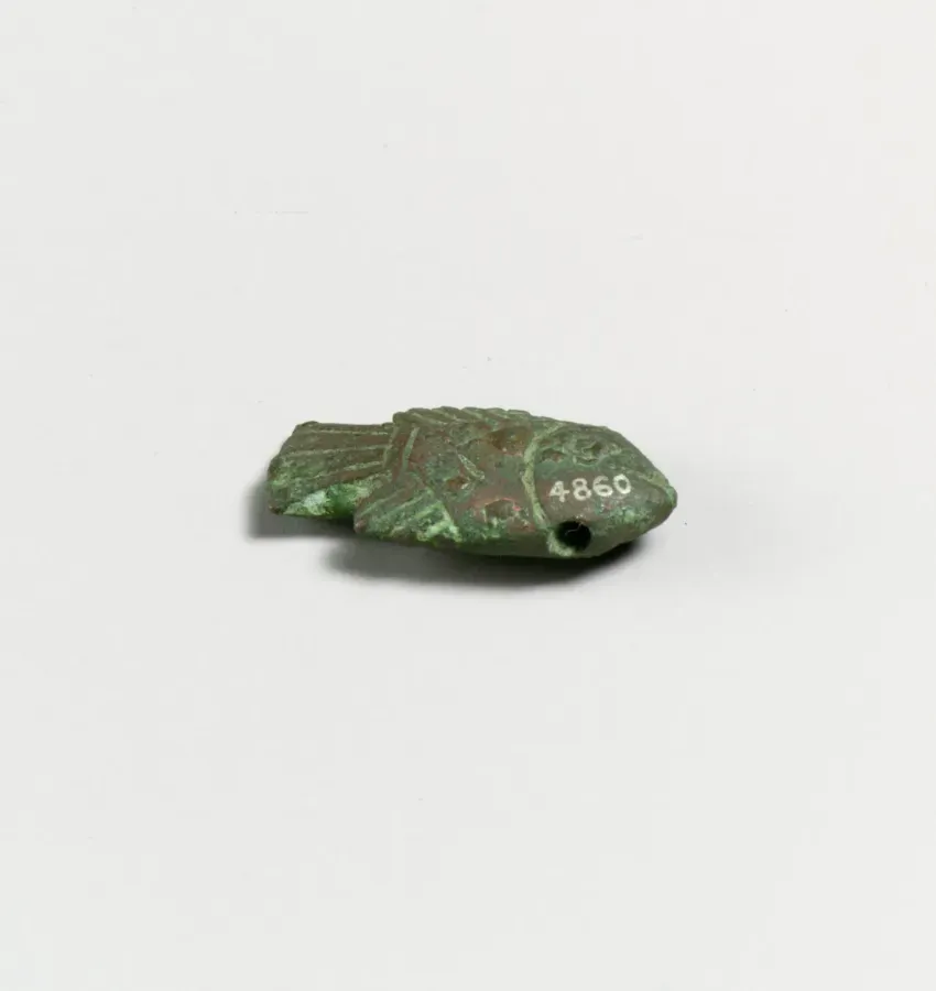 Colgante cipriota de bronce en forma de pez de la coleccion del Metropolitan Museum