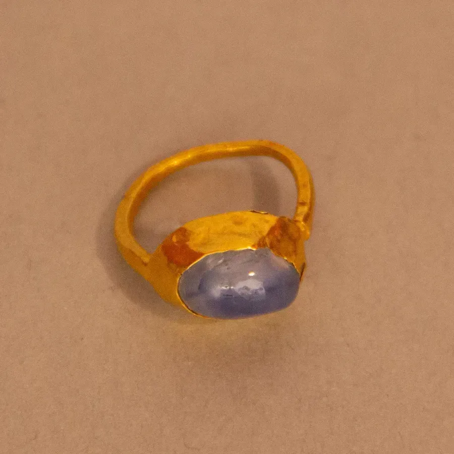 Anillo medieval de lámina de oro engastado con un zafiro, siglos XI a XIII