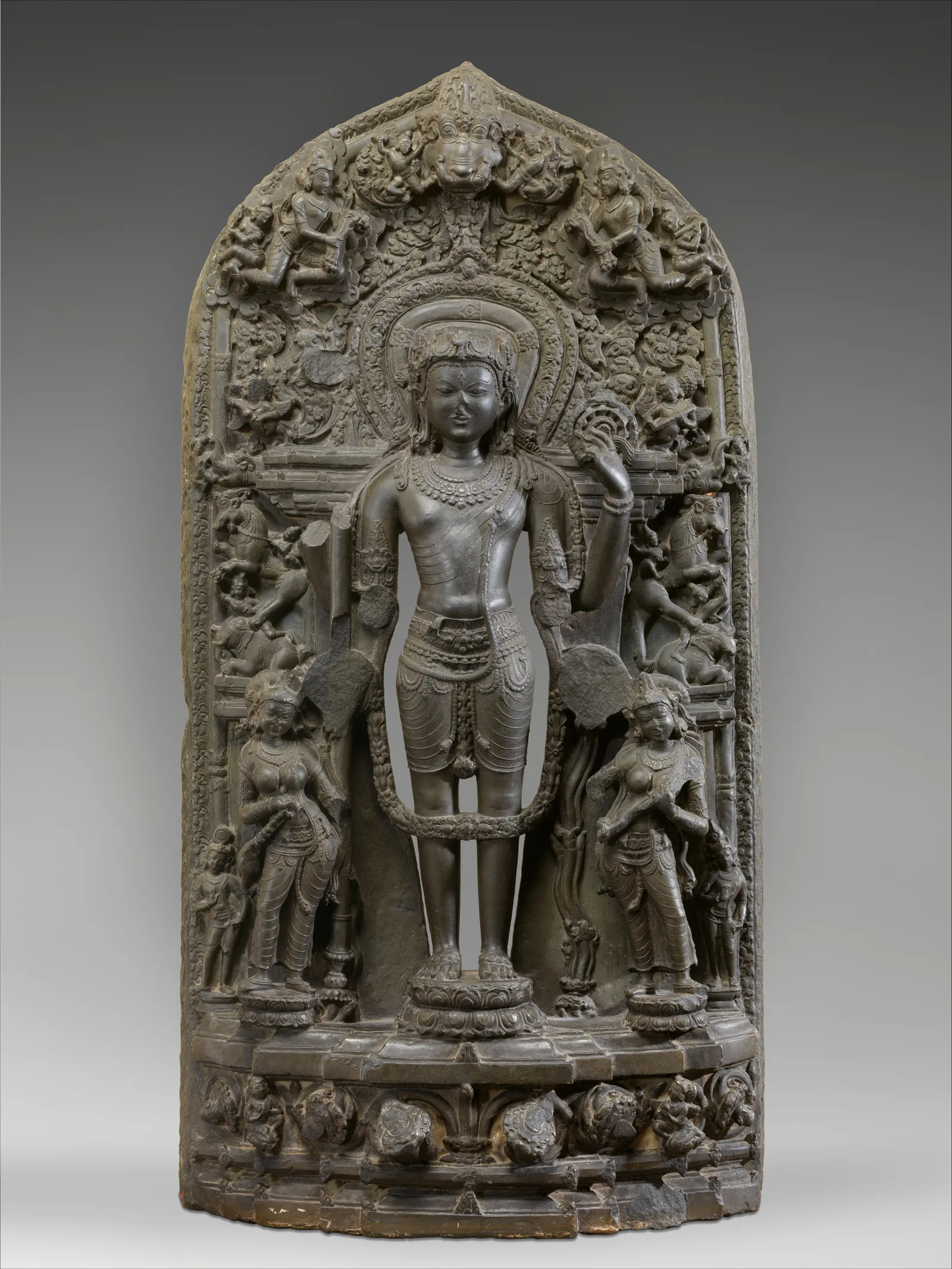 Estela de piedra tallada con Vishnu, flanqueado por Lakshmi y Sarasvati de pie, filita negra, siglo XII, Bangladés