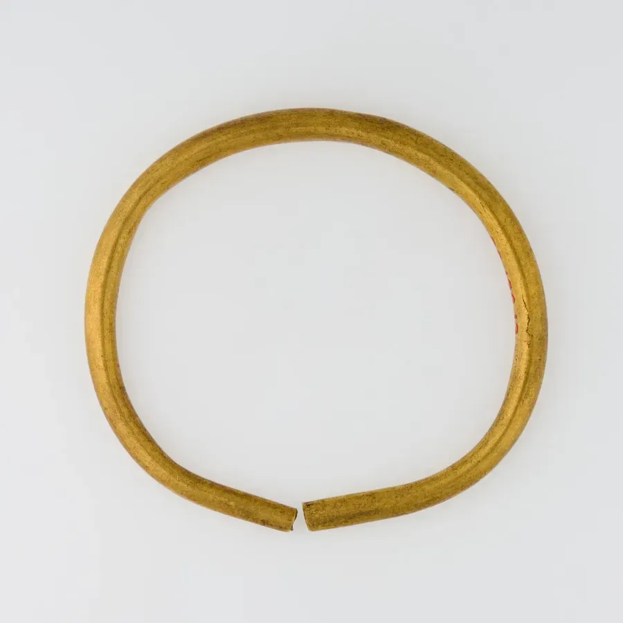Pendiente de aro de oro del Antiguo Egipto, dinastia XV, hacia 1648-1540 a.C.