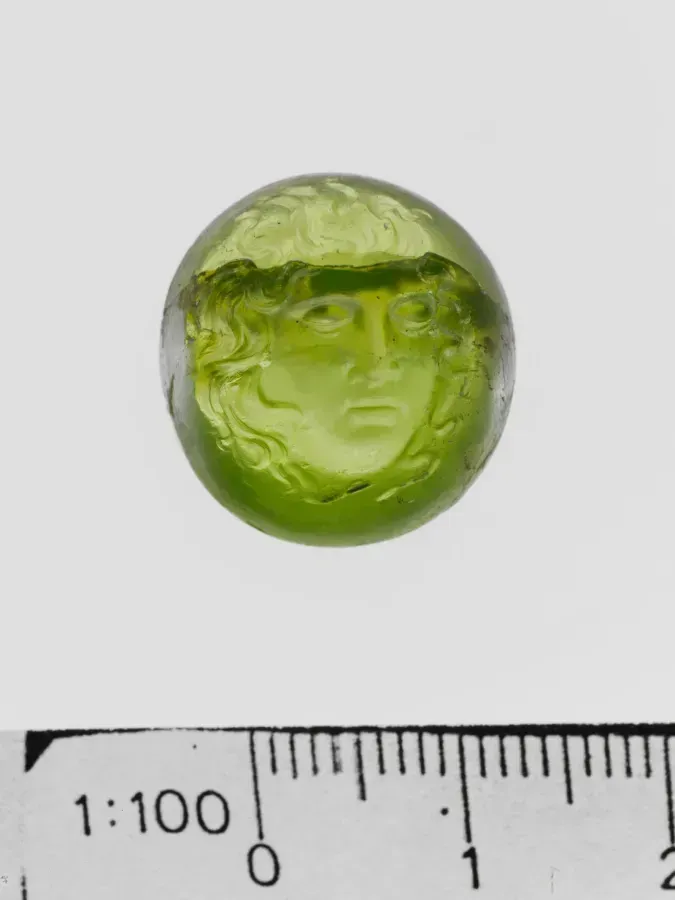 Engaste romano para anillo de peridoto, gema amarillo-verdosa emparentada con la esfena por el matiz y el juego de luz