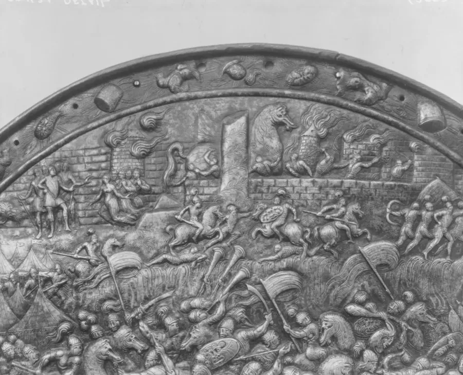 Escudo ceremonial con el asedio de Troya, obra francesa, hacia 1580