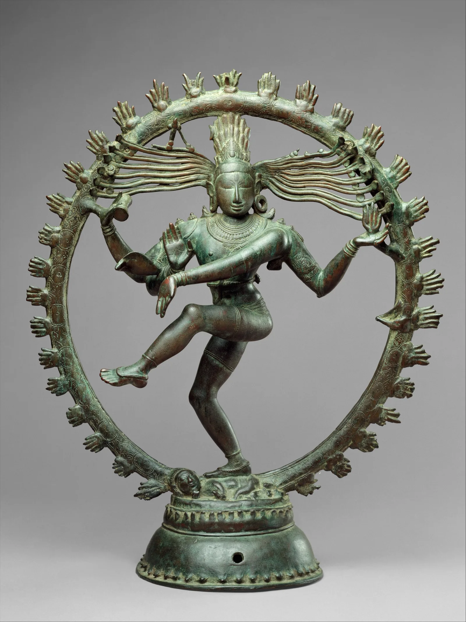 Figura de bronce de Shiva Nataraja en un anillo de llamas, cuatro brazos, pie levantado, sur de la India