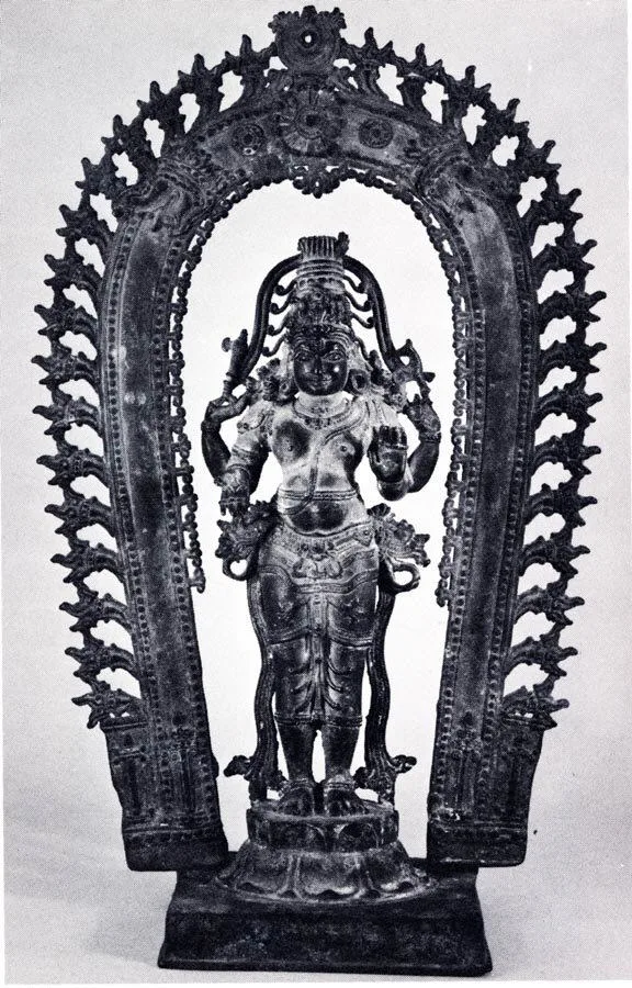 Figura de bronce de Shiva de pie con el cabello recogido en un moño, Kerala, India