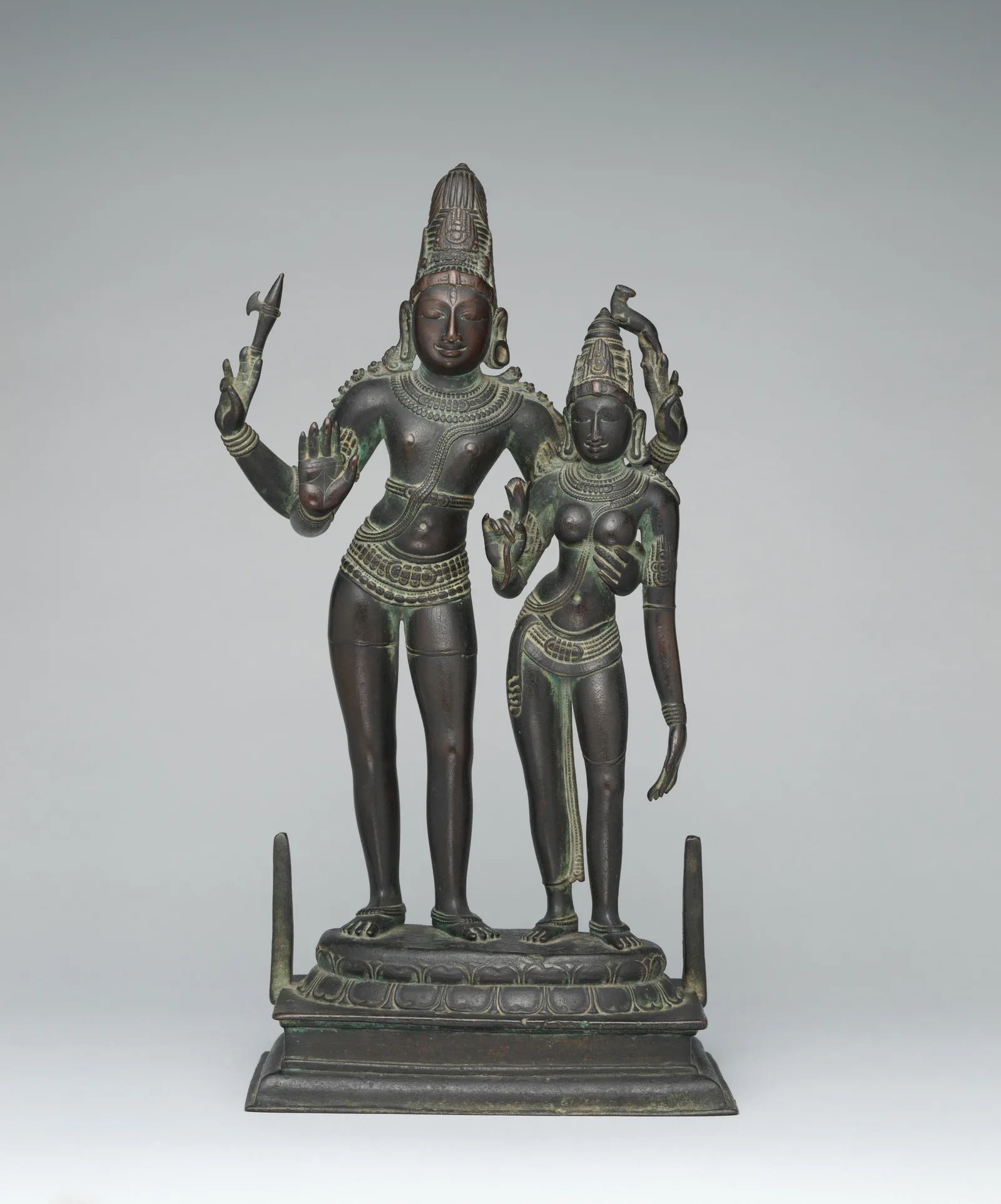 Figura de bronce de Shiva abrazando a su esposa Uma-Parvati, sur de la India, Tamil Nadu