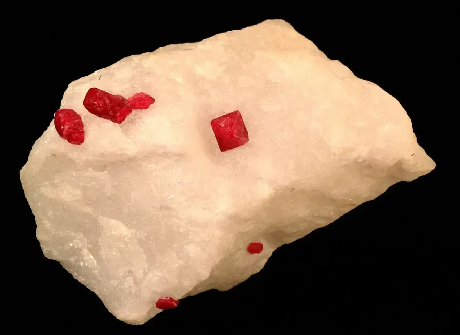 Espinela roja en joyería: historia, valor y cómo elegir calidad
