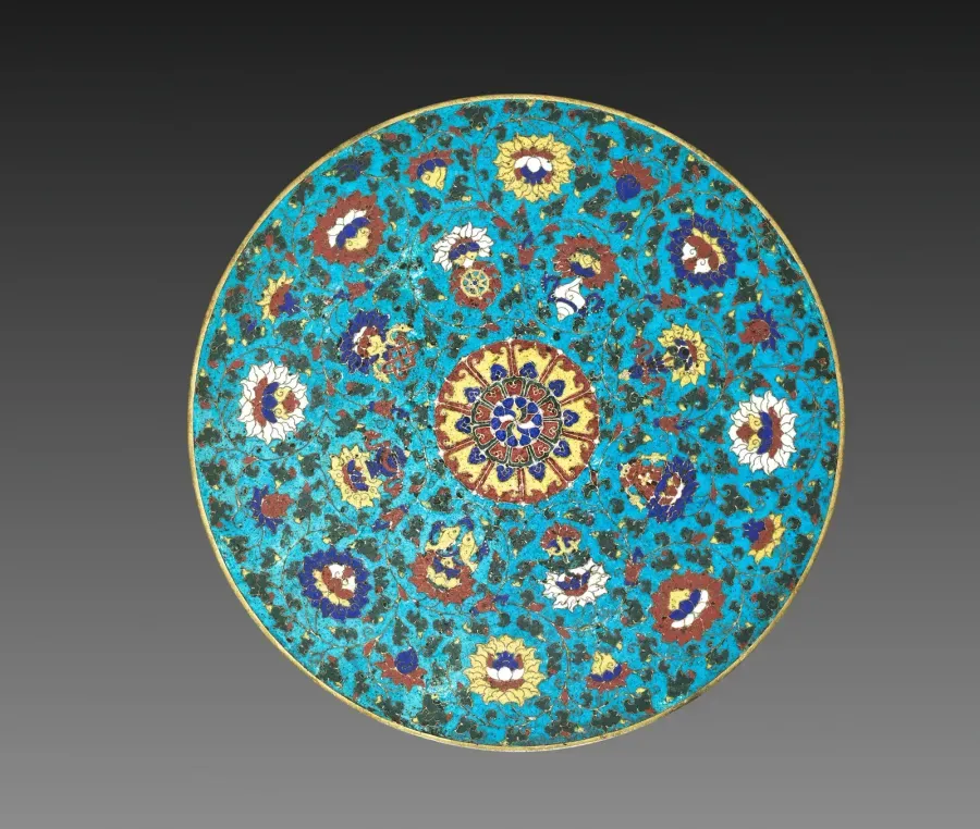 Base de mandala de cloisonne de la dinastia Ming con los Ocho Simbolos Auspiciosos del budismo tibetano, incluido el nudo sin fin