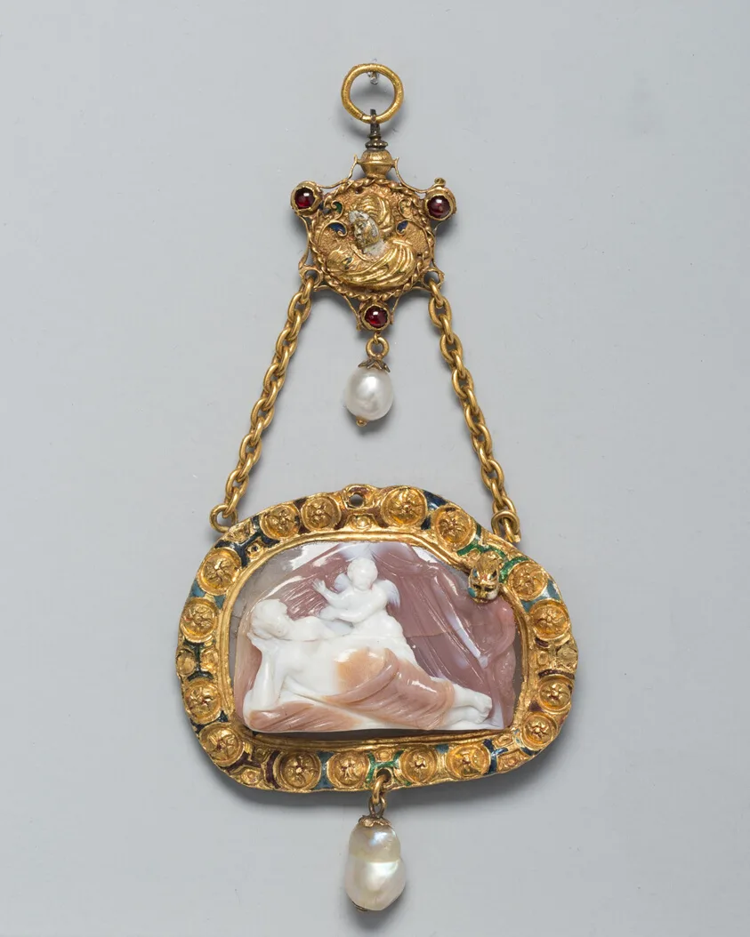 Camafeo de Venus y Cupido, probablemente un broche de sombrero montado como colgante