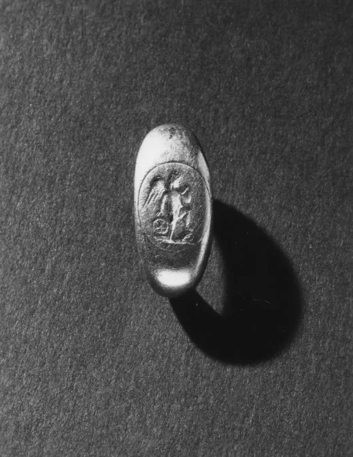 Anillo romano de oro con intaglio de Eros, siglo III d. C., colección Walters Art Museum