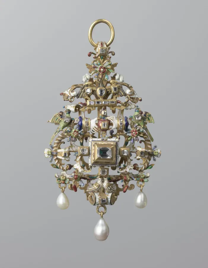 Colgante nupcial con manos entrelazadas, oro con esmalte, perlas y diamantes, Alemania meridional, ca. 1580-1600
