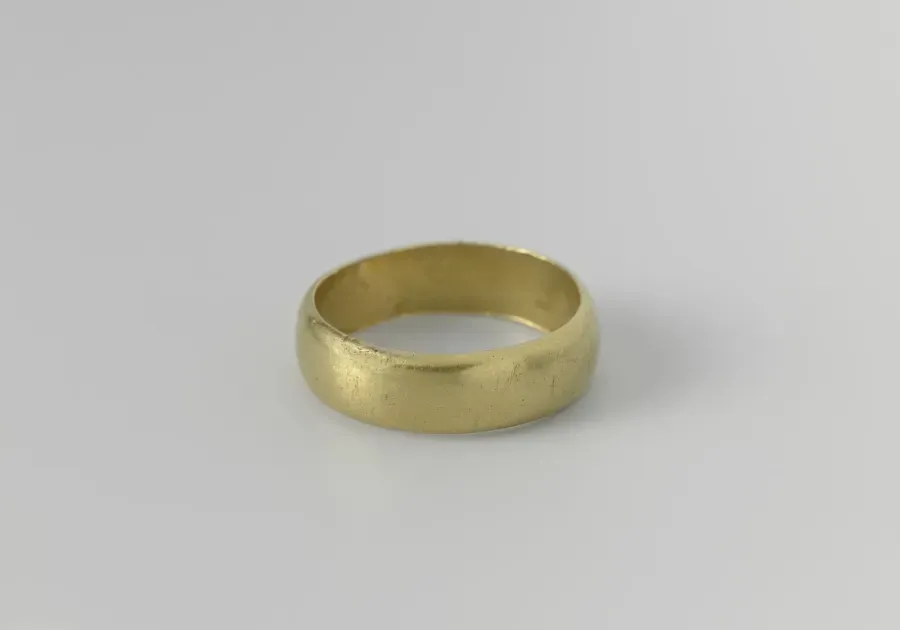 Anillo de oro liso y sin adornos del orfebre amsterdamés Jan van Ysselmuiden, 1693