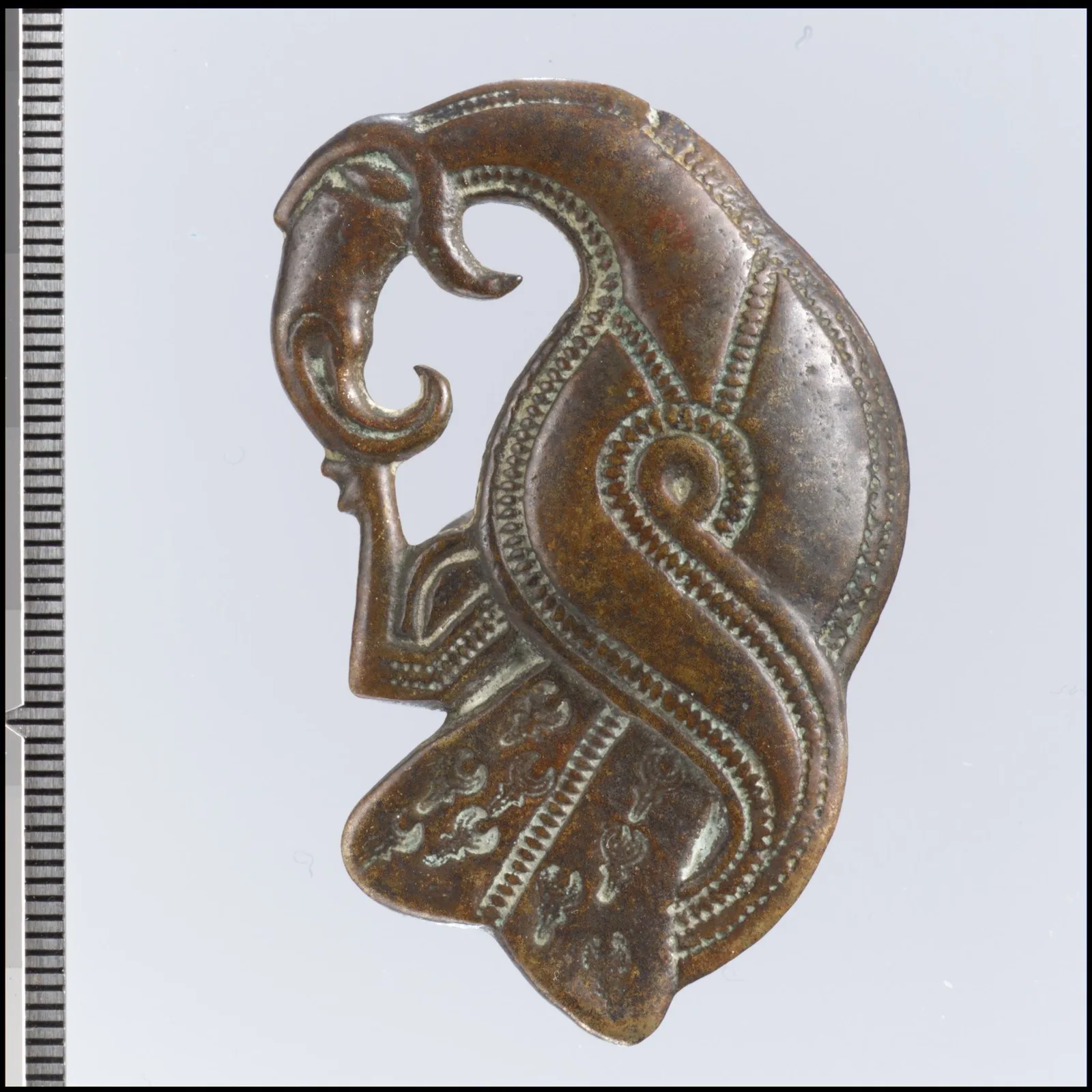Un broche en forma de ave de presa de la época de Vendel, aleación de cobre con incrustación de plata, finales del siglo VI