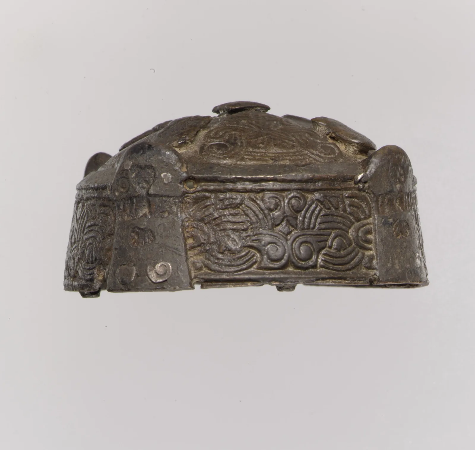 Un broche de caja redondo vikingo del siglo XI, aleación de cobre fundida con plata aplicada y entrelazado