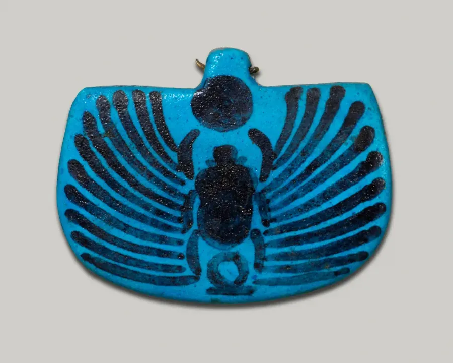 Pectoral con escarabajo alado de la tumba de la cantora Nany, dinastia XXI