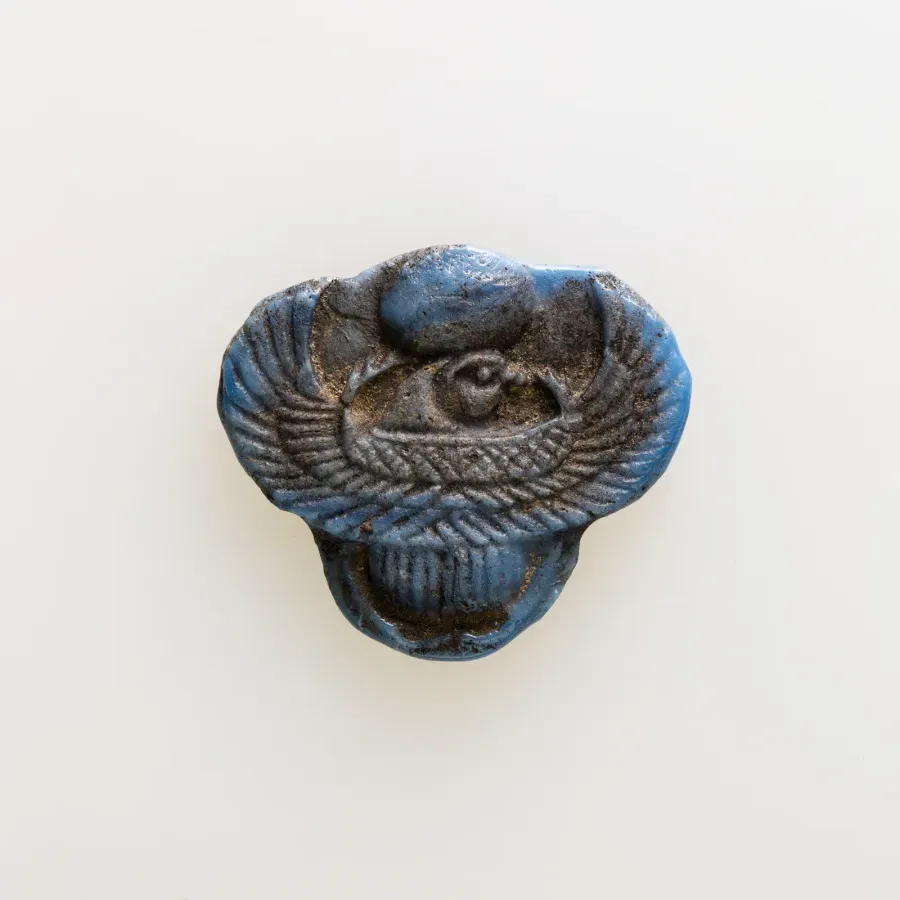 Amuleto de escarabajo alado con cabeza de halcon, fayenza azul, Periodo Tardio a Ptolemaico