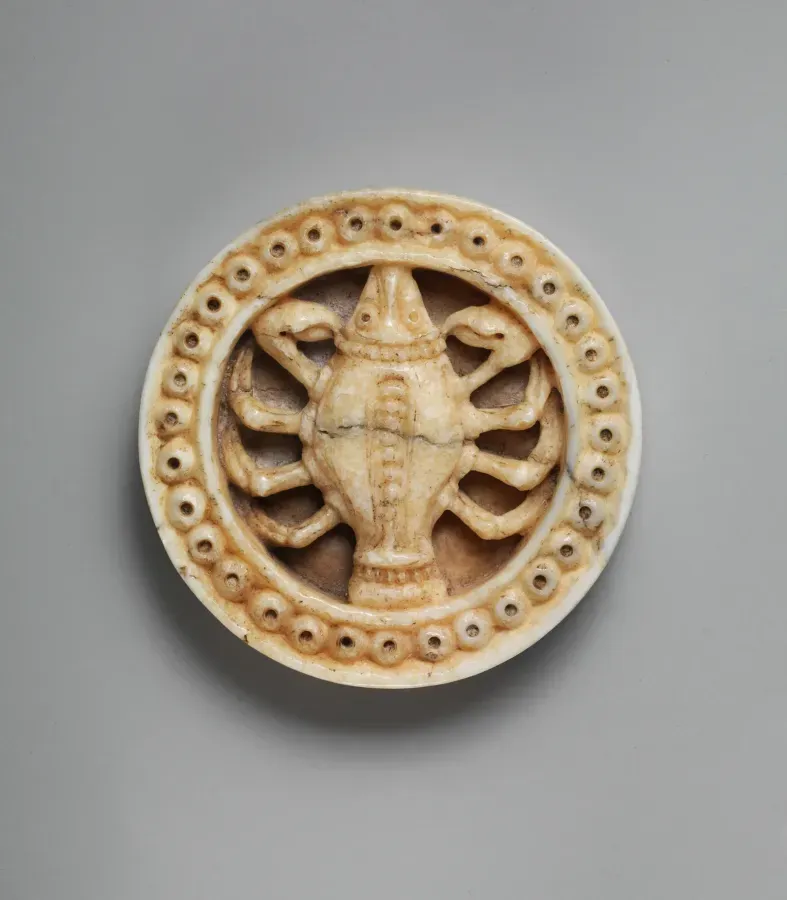 Pieza de juego medieval de marfil de morsa con signo del zodiaco