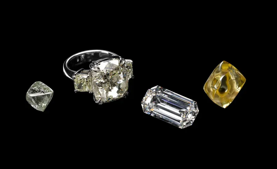 Cuatro grandes diamantes estadounidenses de la colección del Smithsonian Institution: un cristal sin tallar, una piedra incolora, un cristal amarillo y un brillante tallado