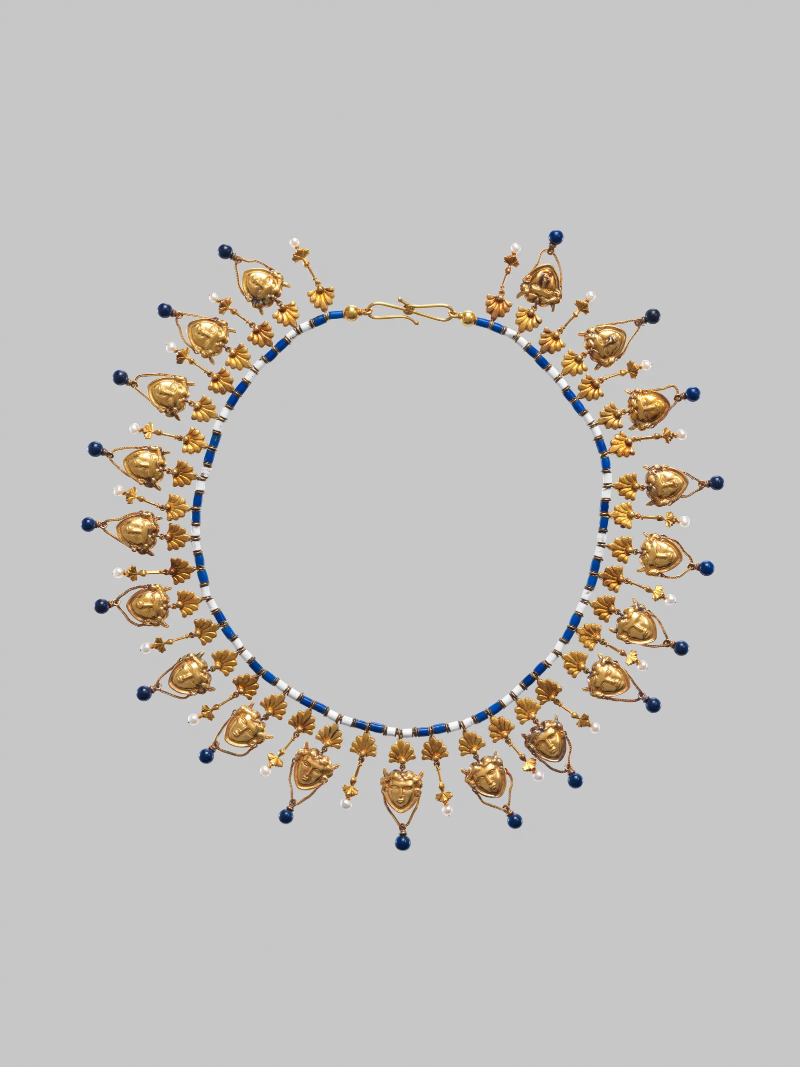 Collar de oro con colgantes en forma de cabeza de sátiro, perlas y lapislázuli de Carlo Giuliano