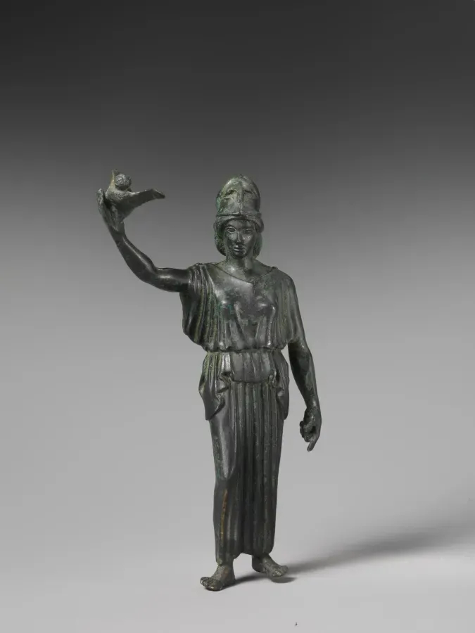Estatuilla griega de bronce de la diosa Atenea liberando su buho al vuelo, alrededor del 460 a. C.