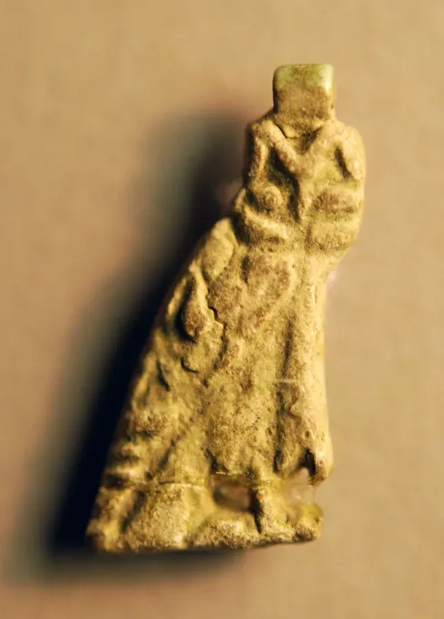 Amuleto egipcio antiguo en forma de buho, Imperio Nuevo, reinado de Amenofis III, alrededor del 1390 - 1352 a. C.